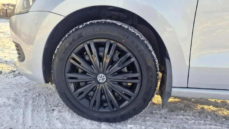 ❗️автомобиль: volkswagen polo ▫️ год выпуска: 2013 ▫️ автомат (aisin 6ст) ▫️двигатель: 1 598 см³ / 105 л. с., бензин ▫️пробег: 204 285 км ▫️3 владельца по птс машина в заводском окрасе. все стёкла заводские, включая лобовое. два комплекта колёс, два ключа. двигатель работает ровно, коробка переключается плавно, подвеска в порядке. салон чистый и аккуратный, не прокурен, без посторонних запахов. ✔️ комплектация: ▫️кондиционер ▫️ электростеклоподъемники ▫️ подогрев сидений ▫️ парктроники 🪙цена: 780 тыс. рублей 📱 +7 949 805-05-50 📱 @polinazen13 полина 📲 tg: @polinazen13 📞 звоните: +7(949)8050550 - фотография - 8