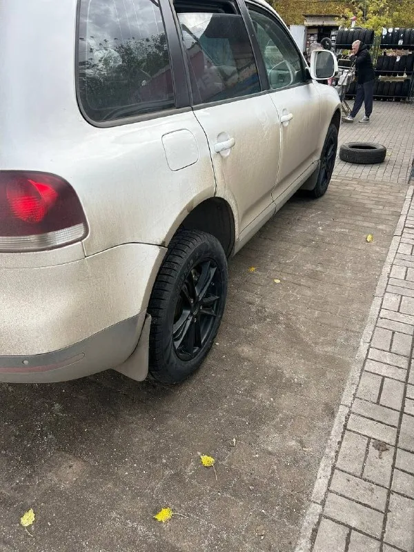 Продается touareg gp рестайлинг 3.0 tdi bks мотор самый надежный и прост в линейке у туарега машину владею больше года во время владения было заменено установленны задние супорта от 5.0 tdi 4-поршневые заменено масло в раздатка, коробка, редуктора, топливный меняется каждую замену. недавно заменен антифриз сделано т. о. двигатель масло не расходует. из недавних полностью новая ходовка спереди. рычаги, наконечники. стоят толстые стабилизаторы от cayenne форсунки в допусках. новая зимняя резина r18 адаптивный свет турбина сухая не дымит из недостатков:требует замена актуатора турбины. эл. ошибка обрыва цепи турбокомпрессора. требует ремонт гидроблока акпп при нагреве акпп пинок с первой на вторую ремонт гидроблока 50-60 тыс актуатор 30 тыс новый недостатки в ближайшее время устраню тогда цена будет выше. цена автомобиля 950.000 +79498132070 г. донецк 📲 tg: @no_name_202588 📞 звоните: +7(949)8132070 - фотография - 2