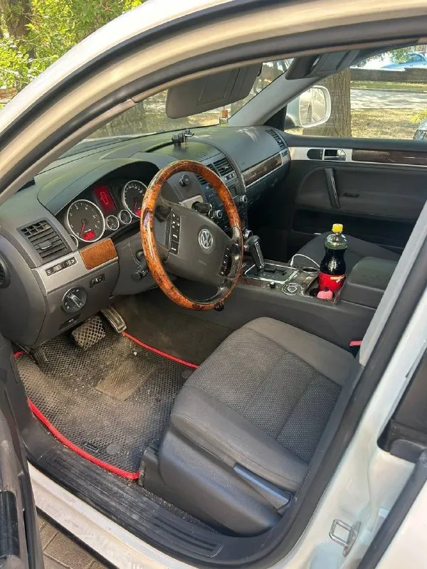 Продается touareg gp рестайлинг 3.0 tdi bks мотор самый надежный и прост в линейке у туарега машину владею больше года во время владения было заменено установленны задние супорта от 5.0 tdi 4-поршневые заменено масло в раздатка, коробка, редуктора, топливный меняется каждую замену. недавно заменен антифриз сделано т. о. двигатель масло не расходует. из недавних полностью новая ходовка спереди. рычаги, наконечники. стоят толстые стабилизаторы от cayenne форсунки в допусках. новая зимняя резина r18 адаптивный свет турбина сухая не дымит из недостатков:требует замена актуатора турбины. эл. ошибка обрыва цепи турбокомпрессора. требует ремонт гидроблока акпп при нагреве акпп пинок с первой на вторую ремонт гидроблока 50-60 тыс актуатор 30 тыс новый недостатки в ближайшее время устраню тогда цена будет выше. цена автомобиля 950.000 +79498132070 г. донецк 📲 tg: @no_name_202588 📞 звоните: +7(949)8132070 - фотография - 5