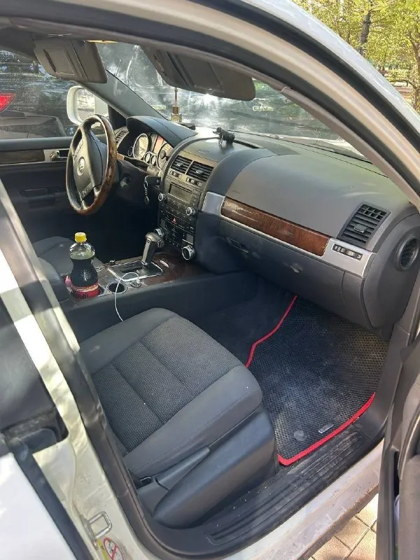 Продается touareg gp рестайлинг 3.0 tdi bks мотор самый надежный и прост в линейке у туарега машину владею больше года во время владения было заменено установленны задние супорта от 5.0 tdi 4-поршневые заменено масло в раздатка, коробка, редуктора, топливный меняется каждую замену. недавно заменен антифриз сделано т. о. двигатель масло не расходует. из недавних полностью новая ходовка спереди. рычаги, наконечники. стоят толстые стабилизаторы от cayenne форсунки в допусках. новая зимняя резина r18 адаптивный свет турбина сухая не дымит из недостатков:требует замена актуатора турбины. эл. ошибка обрыва цепи турбокомпрессора. требует ремонт гидроблока акпп при нагреве акпп пинок с первой на вторую ремонт гидроблока 50-60 тыс актуатор 30 тыс новый недостатки в ближайшее время устраню тогда цена будет выше. цена автомобиля 950.000 +79498132070 г. донецк 📲 tg: @no_name_202588 📞 звоните: +7(949)8132070 - фотография - 7