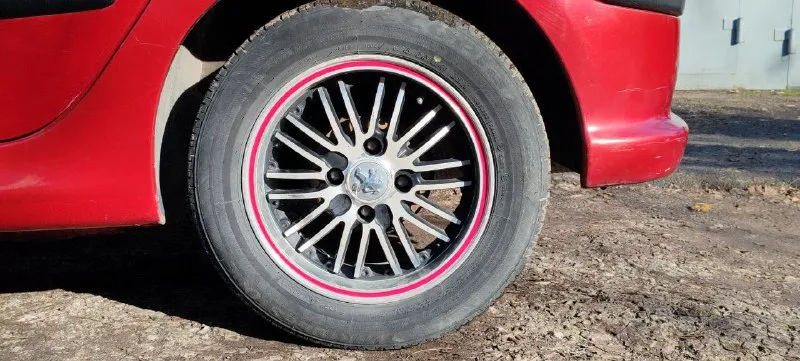 ✅автомобиль: peugeot 206 ✅год: 2004 ✅пробег: 135000 ✅объем: 1.1 ✅цена: 340000(торг у капота) ✅телефон: +79493313593 ✅подпись автора: борис ✅город: донецк, ворошиловский р-н +сигнализация, передние стеклоподъемники, кондиционер. взята с салона новой, 1 владелец по птс, пробег городской, не скручен. вместе с машиной идет комплект документов о техобслуживании с момента покупки, два комплекта свежей резины на дисках (bridgestone лето на легкосплавных, hankook зима на штамповке). мкп 5 работает идеально, не вылетает. машина обслуживается регулярно. есть мелкие недочеты по кузову (видно на фото). на полном ходу, используется ежедневно. салон чистый, аккуратный. 📞 звоните: +7(949)3313593 - фотография - 9