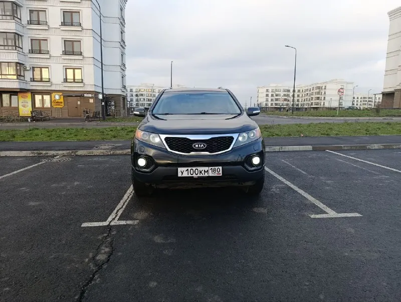 Продам kia соренто 2012 г. В. 2.2 дизель. Пробег 252.000. Масло, фильтра поменяно. Авто в предмаксимальной комплектации и в очень хорошем состоянии. Бесключевой доступ, кожанный салон(в идеальном состоянии), все стекла автоматические, помощь при подьеме и спуске, датчик света, датчик дождя, камера заднего вида с парктрониками, полный привод. Заводской окрас, за исключением крышки багажника (косметический окрас, дтп не было). Полный привод обслужен. Сигнализация. Передний свет- led(ближний, дальний, противотуманки), зад- диодная. , коробка работают отлично. Салон в отличном состоянии. Новая зимняя резина(летняя вподарок). Автотеку вышлю по запросу. Цена 1,700 🍋. +79490532121
📲 Tg: виталий
📞 Звоните: +7(949)0532121 - фотография - 1