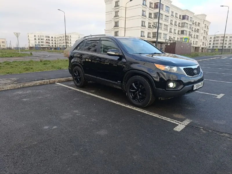 Продам kia соренто 2012 г. В. 2.2 дизель. Пробег 252.000. Масло, фильтра поменяно. Авто в предмаксимальной комплектации и в очень хорошем состоянии. Бесключевой доступ, кожанный салон(в идеальном состоянии), все стекла автоматические, помощь при подьеме и спуске, датчик света, датчик дождя, камера заднего вида с парктрониками, полный привод. Заводской окрас, за исключением крышки багажника (косметический окрас, дтп не было). Полный привод обслужен. Сигнализация. Передний свет- led(ближний, дальний, противотуманки), зад- диодная. , коробка работают отлично. Салон в отличном состоянии. Новая зимняя резина(летняя вподарок). Автотеку вышлю по запросу. Цена 1,700 🍋. +79490532121
📲 Tg: виталий
📞 Звоните: +7(949)0532121 - фотография - 2