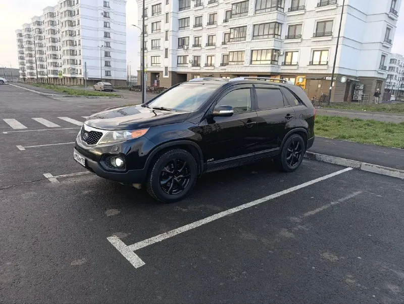 Продам kia соренто 2012 г. В. 2.2 дизель. Пробег 252.000. Масло, фильтра поменяно. Авто в предмаксимальной комплектации и в очень хорошем состоянии. Бесключевой доступ, кожанный салон(в идеальном состоянии), все стекла автоматические, помощь при подьеме и спуске, датчик света, датчик дождя, камера заднего вида с парктрониками, полный привод. Заводской окрас, за исключением крышки багажника (косметический окрас, дтп не было). Полный привод обслужен. Сигнализация. Передний свет- led(ближний, дальний, противотуманки), зад- диодная. , коробка работают отлично. Салон в отличном состоянии. Новая зимняя резина(летняя вподарок). Автотеку вышлю по запросу. Цена 1,700 🍋. +79490532121
📲 Tg: виталий
📞 Звоните: +7(949)0532121 - фотография - 3