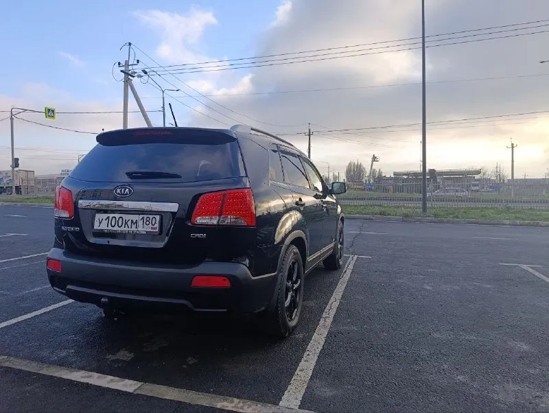 Продам kia соренто 2012 г. В. 2.2 дизель. Пробег 252.000. Масло, фильтра поменяно. Авто в предмаксимальной комплектации и в очень хорошем состоянии. Бесключевой доступ, кожанный салон(в идеальном состоянии), все стекла автоматические, помощь при подьеме и спуске, датчик света, датчик дождя, камера заднего вида с парктрониками, полный привод. Заводской окрас, за исключением крышки багажника (косметический окрас, дтп не было). Полный привод обслужен. Сигнализация. Передний свет- led(ближний, дальний, противотуманки), зад- диодная. , коробка работают отлично. Салон в отличном состоянии. Новая зимняя резина(летняя вподарок). Автотеку вышлю по запросу. Цена 1,700 🍋. +79490532121
📲 Tg: виталий
📞 Звоните: +7(949)0532121 - фотография - 4