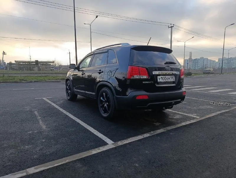Продам kia соренто 2012 г. В. 2.2 дизель. Пробег 252.000. Масло, фильтра поменяно. Авто в предмаксимальной комплектации и в очень хорошем состоянии. Бесключевой доступ, кожанный салон(в идеальном состоянии), все стекла автоматические, помощь при подьеме и спуске, датчик света, датчик дождя, камера заднего вида с парктрониками, полный привод. Заводской окрас, за исключением крышки багажника (косметический окрас, дтп не было). Полный привод обслужен. Сигнализация. Передний свет- led(ближний, дальний, противотуманки), зад- диодная. , коробка работают отлично. Салон в отличном состоянии. Новая зимняя резина(летняя вподарок). Автотеку вышлю по запросу. Цена 1,700 🍋. +79490532121
📲 Tg: виталий
📞 Звоните: +7(949)0532121 - фотография - 5