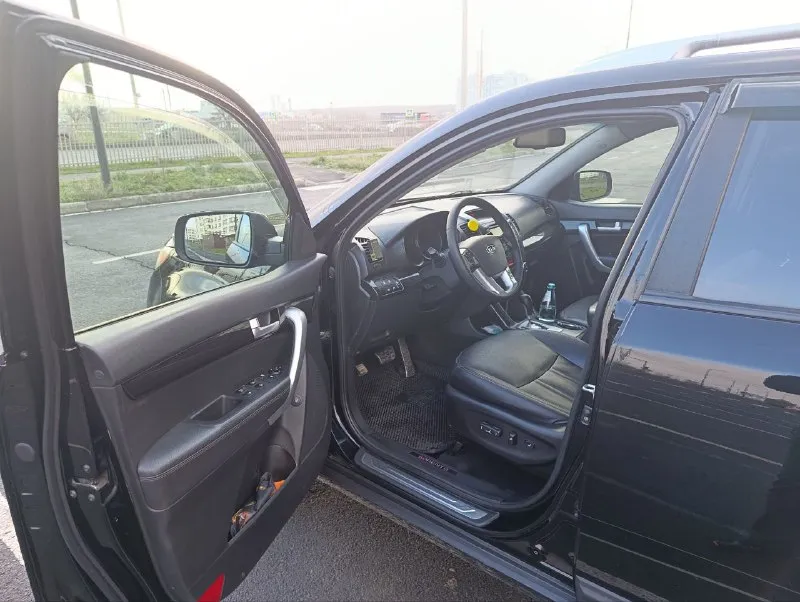 Продам kia соренто 2012 г. В. 2.2 дизель. Пробег 252.000. Масло, фильтра поменяно. Авто в предмаксимальной комплектации и в очень хорошем состоянии. Бесключевой доступ, кожанный салон(в идеальном состоянии), все стекла автоматические, помощь при подьеме и спуске, датчик света, датчик дождя, камера заднего вида с парктрониками, полный привод. Заводской окрас, за исключением крышки багажника (косметический окрас, дтп не было). Полный привод обслужен. Сигнализация. Передний свет- led(ближний, дальний, противотуманки), зад- диодная. , коробка работают отлично. Салон в отличном состоянии. Новая зимняя резина(летняя вподарок). Автотеку вышлю по запросу. Цена 1,700 🍋. +79490532121
📲 Tg: виталий
📞 Звоните: +7(949)0532121 - фотография - 9