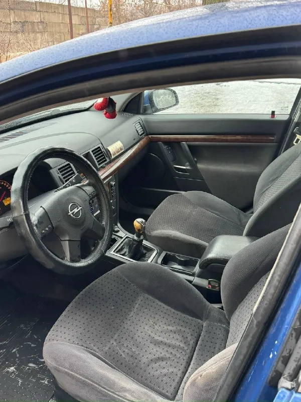 В продаже opel vectra c, ( opel вектра с) 2002 год, 2.2 бензин с на механической коробке передачи, двигатель коробка отлично, машина в хорошем состоянии, на полном боевом ходу, делать ничего не надо, сел поехал, не гнилая, без рыжиков, печка работает, фары светят, музыка играет, дворники работают, стекла все поднимаются опускаются, документы в порядке, оформление в мрэо, цена 350 тысяч осмотр макеевка- +79495801037 📞 звоните: +7(949)5801037 - фотография - 5