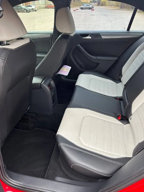 Продам volkswagen jetta 1.8 turbo gen3 год выпуска: 2016 пробег: 110.000 км камера заднего вида, кондиционер, подогрев сидений, подогрев зеркал, круиз контроль. регистратор на 2 камеры. два комплекта шин и дисков(зима/лето). комплектация sport датчик давления шин два комплекта ковриков зима/лето один владелец. тел. +7 949 302 95 90 цена 1.350 000р. - фотография - 3