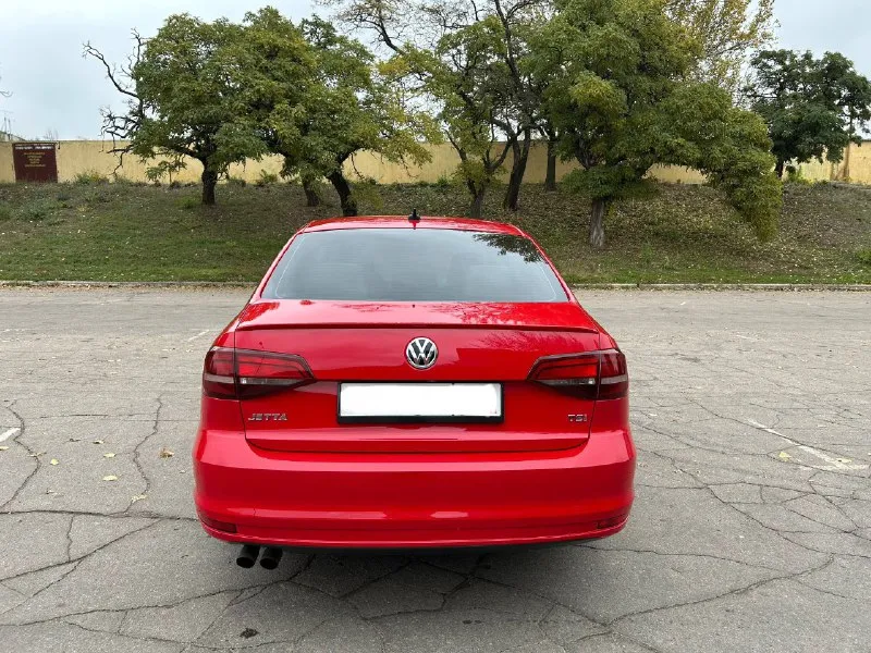 Продам volkswagen jetta 1.8 turbo gen3 год выпуска: 2016 пробег: 110.000 км камера заднего вида, кондиционер, подогрев сидений, подогрев зеркал, круиз контроль. регистратор на 2 камеры. два комплекта шин и дисков(зима/лето). комплектация sport датчик давления шин два комплекта ковриков зима/лето один владелец. тел. +7 949 302 95 90 цена 1.350 000р. - фотография - 7