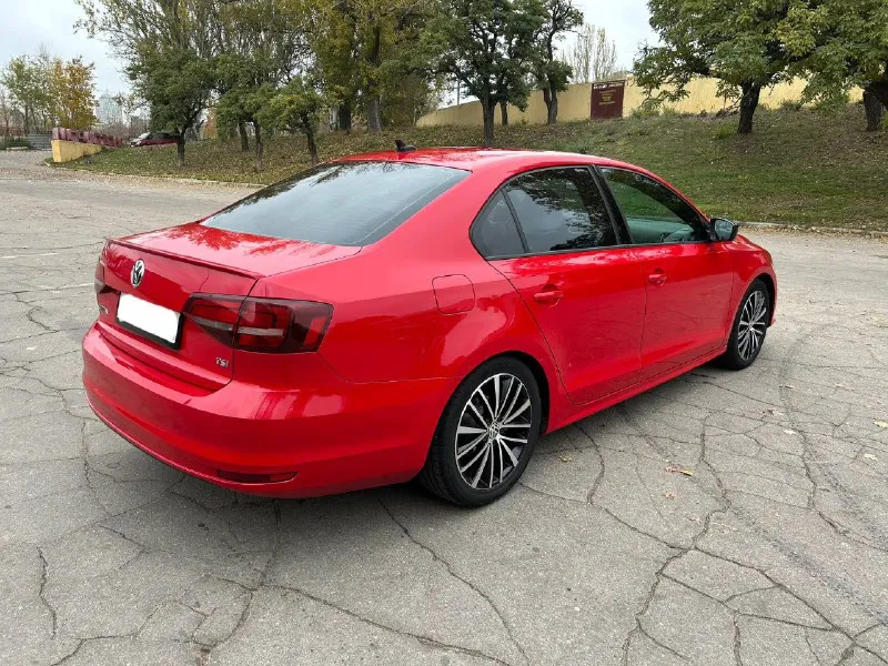 Продам volkswagen jetta 1.8 turbo gen3 год выпуска: 2016 пробег: 110.000 км камера заднего вида, кондиционер, подогрев сидений, подогрев зеркал, круиз контроль. регистратор на 2 камеры. два комплекта шин и дисков(зима/лето). комплектация sport датчик давления шин два комплекта ковриков зима/лето один владелец. тел. +7 949 302 95 90 цена 1.350 000р. - фотография - 8