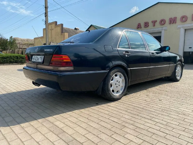 Продам mercedes w140 цена 670 000. двигатель: 3.5 отлично) пробег родной 290 000т. км. акпп : обслужена, переключение без пинков и рывков! салон, кожа в хорошем состоянии! климат исправно работает! дотяжки дверей. (все работает) электрика и все остальное работает в штатном режиме! новый аккумулятор 🔋 возможен обмен на другой автомобиль. автомобиль на временной регистрации, продажа по доверенности, через 2 года станет на постоянный учет❗️❗️❗️ осмотр г харцызск +79493684602 +79493159235 📞 звоните: +7(949)3684602 - фотография - 2