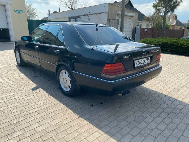 Продам mercedes w140 цена 670 000. двигатель: 3.5 отлично) пробег родной 290 000т. км. акпп : обслужена, переключение без пинков и рывков! салон, кожа в хорошем состоянии! климат исправно работает! дотяжки дверей. (все работает) электрика и все остальное работает в штатном режиме! новый аккумулятор 🔋 возможен обмен на другой автомобиль. автомобиль на временной регистрации, продажа по доверенности, через 2 года станет на постоянный учет❗️❗️❗️ осмотр г харцызск +79493684602 +79493159235 📞 звоните: +7(949)3684602 - фотография - 3