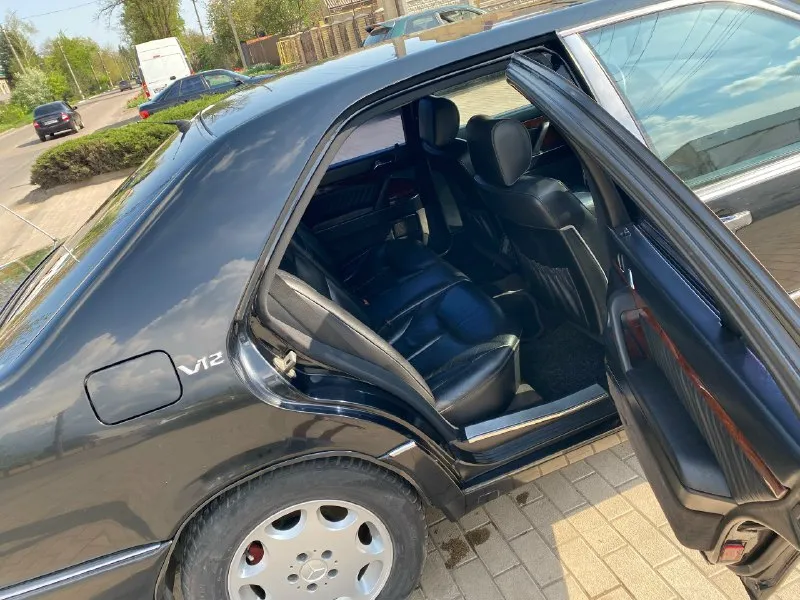 Продам mercedes w140 цена 670 000. двигатель: 3.5 отлично) пробег родной 290 000т. км. акпп : обслужена, переключение без пинков и рывков! салон, кожа в хорошем состоянии! климат исправно работает! дотяжки дверей. (все работает) электрика и все остальное работает в штатном режиме! новый аккумулятор 🔋 возможен обмен на другой автомобиль. автомобиль на временной регистрации, продажа по доверенности, через 2 года станет на постоянный учет❗️❗️❗️ осмотр г харцызск +79493684602 +79493159235 📞 звоните: +7(949)3684602 - фотография - 4