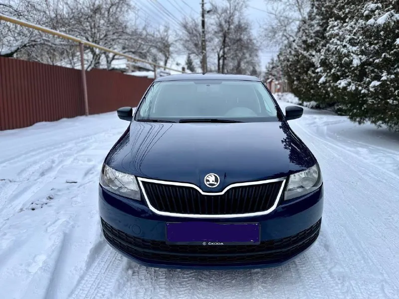 Продам 🔥🔥 skoda рапид 2016 год выпуска двигатель 1.6, механика пробег 200т (родной не мотаный ) кондиционер, электро зеркала, музыка, 2 комплекта резины ! автомобиль полностью обслужен. было недавно то ! не такси ! по документам все ровно, переоформление без проблем! цена: 899.000 торг обращаться по телефону 📞 звоните: +79495905326 - фотография - 2