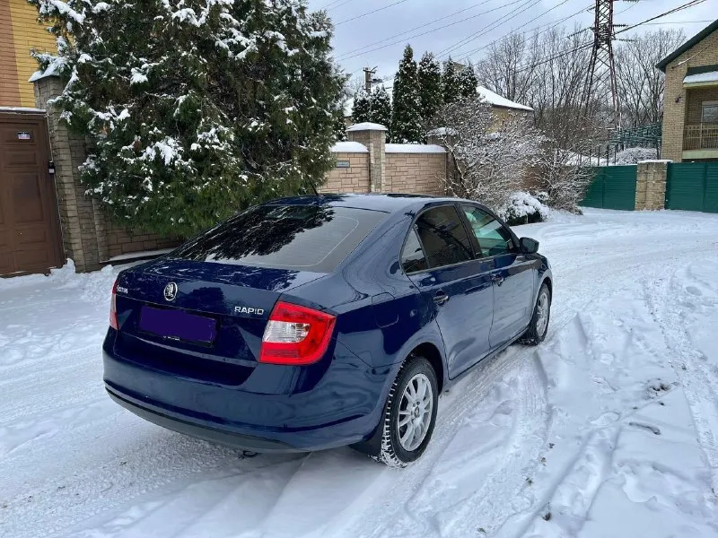 Продам 🔥🔥 skoda рапид 2016 год выпуска двигатель 1.6, механика пробег 200т (родной не мотаный ) кондиционер, электро зеркала, музыка, 2 комплекта резины ! автомобиль полностью обслужен. было недавно то ! не такси ! по документам все ровно, переоформление без проблем! цена: 899.000 торг обращаться по телефону 📞 звоните: +79495905326 - фотография - 4
