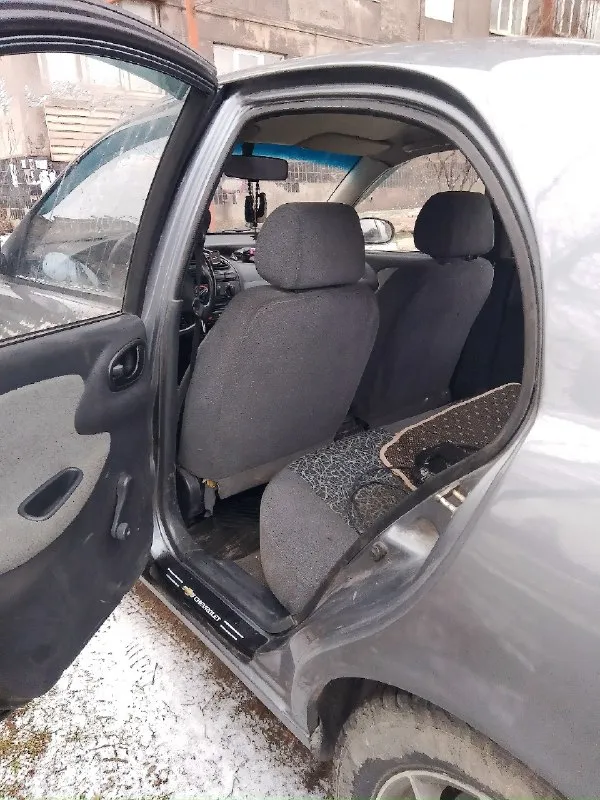 Продам chevrolet lanos 2006 год, в хорошем состоянии на полном ходу. собственник мотор 1.5 8. клоп работает ровно, не дымит, не троит, тяга бодрая. кпп без нареканий, не гудит, не хрустит, все скорости включаются отлично. лкп в отличном состоянии, без гнили. по кузову в хорошем состоянии, дно, пороги, стаканы в хорошем состоянии, сварочных работ не требуется. ходовая хорошая, ничего не стучит не гремит. в машине не курили, салон не прокуренный. по электрике все работает. хорошая зимняя резина. по документам полный порядок, переоформление без проблем! цена данного автомобиля 290 тысяч рублей, торг строго у капота. более подробная информация по телефону +79494128393 📞 звоните: +7(949)4128393 - фотография - 4