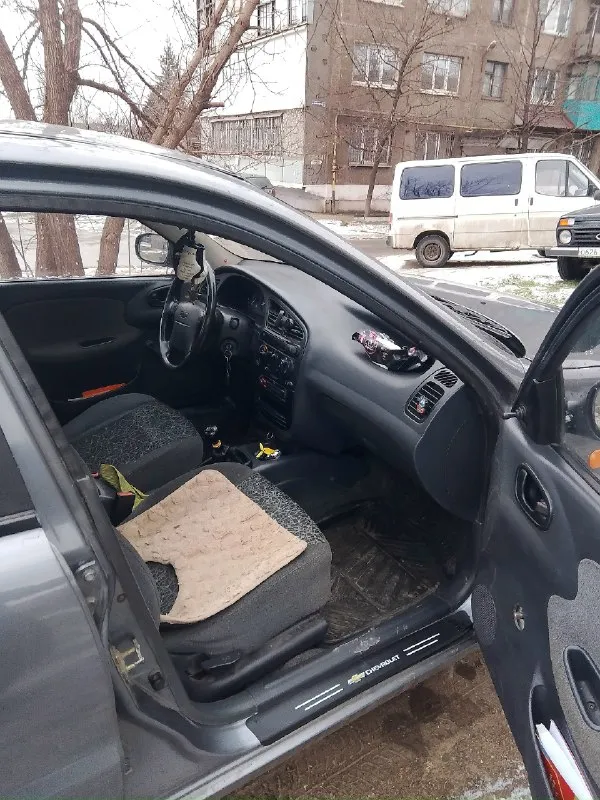 Продам chevrolet lanos 2006 год, в хорошем состоянии на полном ходу. собственник мотор 1.5 8. клоп работает ровно, не дымит, не троит, тяга бодрая. кпп без нареканий, не гудит, не хрустит, все скорости включаются отлично. лкп в отличном состоянии, без гнили. по кузову в хорошем состоянии, дно, пороги, стаканы в хорошем состоянии, сварочных работ не требуется. ходовая хорошая, ничего не стучит не гремит. в машине не курили, салон не прокуренный. по электрике все работает. хорошая зимняя резина. по документам полный порядок, переоформление без проблем! цена данного автомобиля 290 тысяч рублей, торг строго у капота. более подробная информация по телефону +79494128393 📞 звоните: +7(949)4128393 - фотография - 5