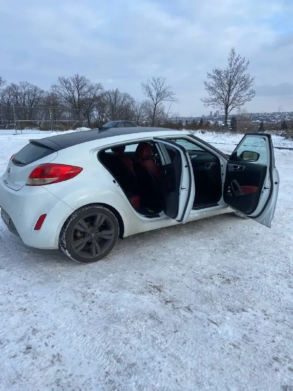 Продается hyundai veloster ! ! ! год выпуска: 2012г. двигатель: 1.6. gdi 140 л. с. пробег: 77 тыс. миль работает все, что должно работать, авто в отличном состоянии климат-контроль, система старт-стоп, без ключевой доступ, комбинированный салон, два комплекта резины. машина находится в донецке. цена 1млн.300 тыс. торг +7949-103-19-21 (владимир) 📞 звоните: +7(949)1031921 - фотография - 3