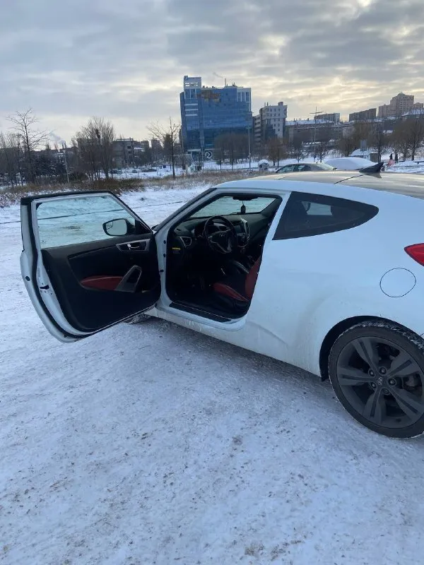 Продается hyundai veloster ! ! ! год выпуска: 2012г. двигатель: 1.6. gdi 140 л. с. пробег: 77 тыс. миль работает все, что должно работать, авто в отличном состоянии климат-контроль, система старт-стоп, без ключевой доступ, комбинированный салон, два комплекта резины. машина находится в донецке. цена 1млн.300 тыс. торг +7949-103-19-21 (владимир) 📞 звоните: +7(949)1031921 - фотография - 4