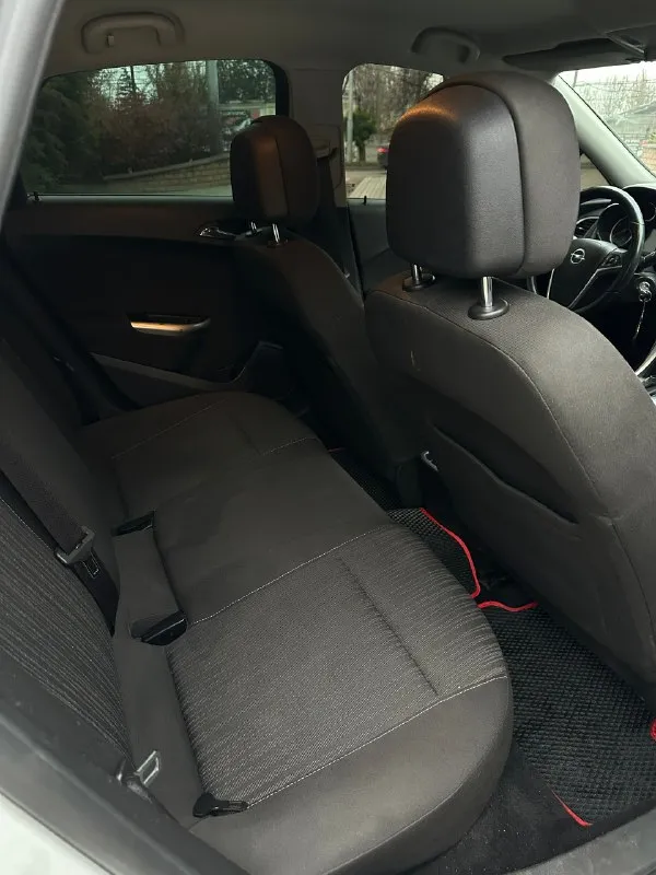 В продаже opel astra j 2011г с мотором 1.6 атмо без турбин масло не расходует работает ровно не трои... - фотография