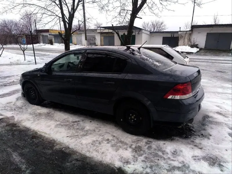Продам opel астра h 2008год сидан акпп 4 ступенчатая спорт режим на кнопке z1.8xer 140л. с пробег 280т. коньдицеонер работает, магнитола пеонер 6/128 гигабайт, 9 дюймов, пака снял её будут покупать поставлю при покупке динамики эстрада зад перед, выведены провода под сабвуфер подключил и всё работает, подогрев передних сидений, подогрев боковых зеркал, подогрев заднего лобового, ну и мелочи в багажнике домкрат. .. в подарок диски 16r фактически новые, на новой резине зима лепучка, это без торга 650 т руб. звонить по всем вопросам +79497038176 регион видете сами. возможен торг, обмен не интересен. 📞 звоните: +7(949)7038176 - фотография - 4