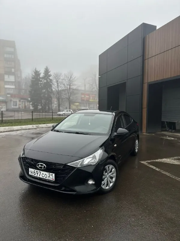 🔥 hyundai solaris ii рестайлинг 2021 | 1.6 at | чёрный 🔥 💥 один из лучших вариантов на рынке по цене и состоянию пробег 95 000 км. продам надёжный, ухоженный solaris, без скрытых проблем и вложений. автомобиль полностью обслужен — сел и поехал. параметры: • 2021 год, рестайлинг • 1.6 бензин • надёжный автомат • передний привод • чёрный цвет (смотрится дорого) состояние — честное: ✅ двигатель работает ровно ✅ акпп без пинков и задержек ✅ подвеска без стуков ✅ салон чистый, не прокуренный ✅ все функции работают комплектация • кондиционер • подогревы сидений и руля • мультимедиа bluetooth / usb • электростеклоподъёмники • abs / esp / подушки безопасности 💰 цена: 1 550 000 ₽ ⚡ цена актуальна несколько дней 🤝 торг минимальный, только при осмотре. 📍 осмотр: (донецк/макеевка) +79494562989 - фотография - 2