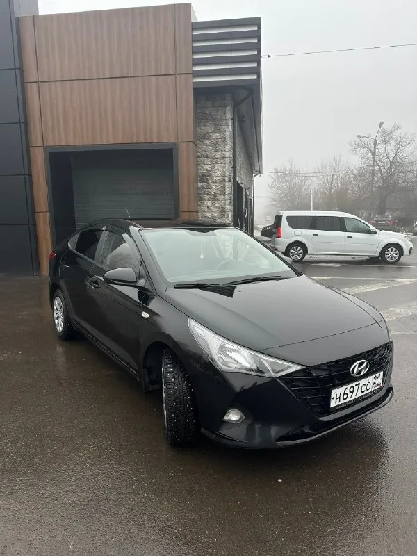 🔥 hyundai solaris ii рестайлинг 2021 | 1.6 at | чёрный 🔥 💥 один из лучших вариантов на рынке по цене и состоянию пробег 95 000 км. продам надёжный, ухоженный solaris, без скрытых проблем и вложений. автомобиль полностью обслужен — сел и поехал. параметры: • 2021 год, рестайлинг • 1.6 бензин • надёжный автомат • передний привод • чёрный цвет (смотрится дорого) состояние — честное: ✅ двигатель работает ровно ✅ акпп без пинков и задержек ✅ подвеска без стуков ✅ салон чистый, не прокуренный ✅ все функции работают комплектация • кондиционер • подогревы сидений и руля • мультимедиа bluetooth / usb • электростеклоподъёмники • abs / esp / подушки безопасности 💰 цена: 1 550 000 ₽ ⚡ цена актуальна несколько дней 🤝 торг минимальный, только при осмотре. 📍 осмотр: (донецк/макеевка) +79494562989 - фотография - 3
