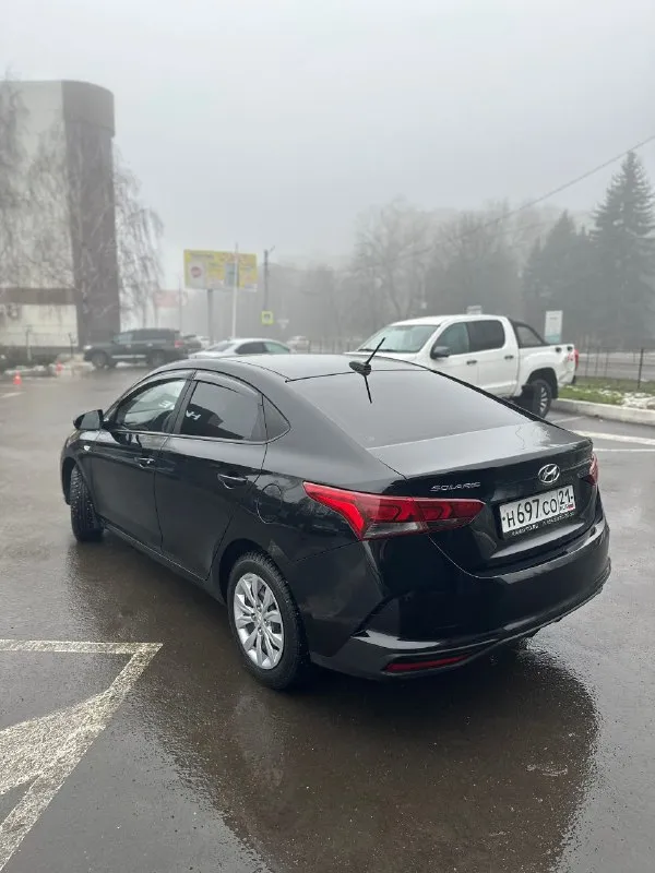 🔥 hyundai solaris ii рестайлинг 2021 | 1.6 at | чёрный 🔥 💥 один из лучших вариантов на рынке по цене и состоянию пробег 95 000 км. продам надёжный, ухоженный solaris, без скрытых проблем и вложений. автомобиль полностью обслужен — сел и поехал. параметры: • 2021 год, рестайлинг • 1.6 бензин • надёжный автомат • передний привод • чёрный цвет (смотрится дорого) состояние — честное: ✅ двигатель работает ровно ✅ акпп без пинков и задержек ✅ подвеска без стуков ✅ салон чистый, не прокуренный ✅ все функции работают комплектация • кондиционер • подогревы сидений и руля • мультимедиа bluetooth / usb • электростеклоподъёмники • abs / esp / подушки безопасности 💰 цена: 1 550 000 ₽ ⚡ цена актуальна несколько дней 🤝 торг минимальный, только при осмотре. 📍 осмотр: (донецк/макеевка) +79494562989 - фотография - 4
