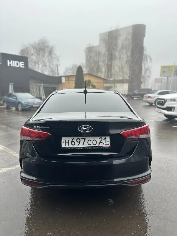 🔥 hyundai solaris ii рестайлинг 2021 | 1.6 at | чёрный 🔥 💥 один из лучших вариантов на рынке по цене и состоянию пробег 95 000 км. продам надёжный, ухоженный solaris, без скрытых проблем и вложений. автомобиль полностью обслужен — сел и поехал. параметры: • 2021 год, рестайлинг • 1.6 бензин • надёжный автомат • передний привод • чёрный цвет (смотрится дорого) состояние — честное: ✅ двигатель работает ровно ✅ акпп без пинков и задержек ✅ подвеска без стуков ✅ салон чистый, не прокуренный ✅ все функции работают комплектация • кондиционер • подогревы сидений и руля • мультимедиа bluetooth / usb • электростеклоподъёмники • abs / esp / подушки безопасности 💰 цена: 1 550 000 ₽ ⚡ цена актуальна несколько дней 🤝 торг минимальный, только при осмотре. 📍 осмотр: (донецк/макеевка) +79494562989 - фотография - 5