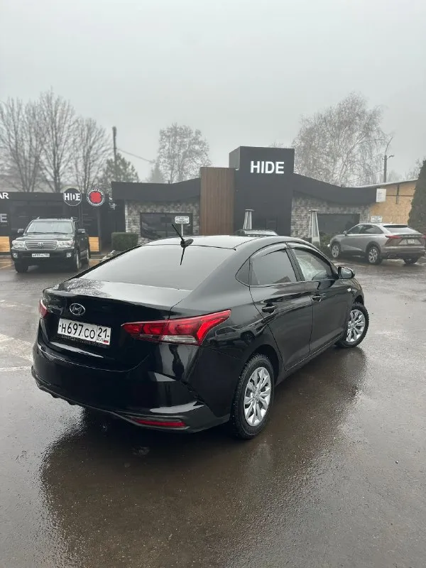 🔥 hyundai solaris ii рестайлинг 2021 | 1.6 at | чёрный 🔥 💥 один из лучших вариантов на рынке по цене и состоянию пробег 95 000 км. продам надёжный, ухоженный solaris, без скрытых проблем и вложений. автомобиль полностью обслужен — сел и поехал. параметры: • 2021 год, рестайлинг • 1.6 бензин • надёжный автомат • передний привод • чёрный цвет (смотрится дорого) состояние — честное: ✅ двигатель работает ровно ✅ акпп без пинков и задержек ✅ подвеска без стуков ✅ салон чистый, не прокуренный ✅ все функции работают комплектация • кондиционер • подогревы сидений и руля • мультимедиа bluetooth / usb • электростеклоподъёмники • abs / esp / подушки безопасности 💰 цена: 1 550 000 ₽ ⚡ цена актуальна несколько дней 🤝 торг минимальный, только при осмотре. 📍 осмотр: (донецк/макеевка) +79494562989 - фотография - 6