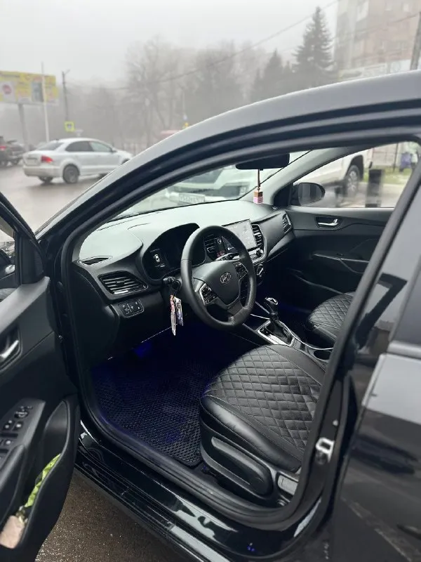 🔥 hyundai solaris ii рестайлинг 2021 | 1.6 at | чёрный 🔥 💥 один из лучших вариантов на рынке по цене и состоянию пробег 95 000 км. продам надёжный, ухоженный solaris, без скрытых проблем и вложений. автомобиль полностью обслужен — сел и поехал. параметры: • 2021 год, рестайлинг • 1.6 бензин • надёжный автомат • передний привод • чёрный цвет (смотрится дорого) состояние — честное: ✅ двигатель работает ровно ✅ акпп без пинков и задержек ✅ подвеска без стуков ✅ салон чистый, не прокуренный ✅ все функции работают комплектация • кондиционер • подогревы сидений и руля • мультимедиа bluetooth / usb • электростеклоподъёмники • abs / esp / подушки безопасности 💰 цена: 1 550 000 ₽ ⚡ цена актуальна несколько дней 🤝 торг минимальный, только при осмотре. 📍 осмотр: (донецк/макеевка) +79494562989 - фотография - 8