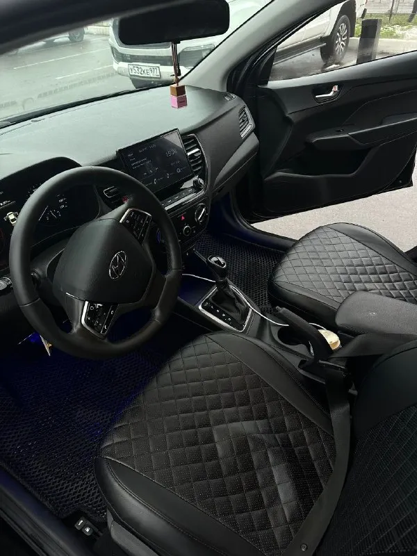 🔥 hyundai solaris ii рестайлинг 2021 | 1.6 at | чёрный 🔥 💥 один из лучших вариантов на рынке по цене и состоянию пробег 95 000 км. продам надёжный, ухоженный solaris, без скрытых проблем и вложений. автомобиль полностью обслужен — сел и поехал. параметры: • 2021 год, рестайлинг • 1.6 бензин • надёжный автомат • передний привод • чёрный цвет (смотрится дорого) состояние — честное: ✅ двигатель работает ровно ✅ акпп без пинков и задержек ✅ подвеска без стуков ✅ салон чистый, не прокуренный ✅ все функции работают комплектация • кондиционер • подогревы сидений и руля • мультимедиа bluetooth / usb • электростеклоподъёмники • abs / esp / подушки безопасности 💰 цена: 1 550 000 ₽ ⚡ цена актуальна несколько дней 🤝 торг минимальный, только при осмотре. 📍 осмотр: (донецк/макеевка) +79494562989 - фотография - 9