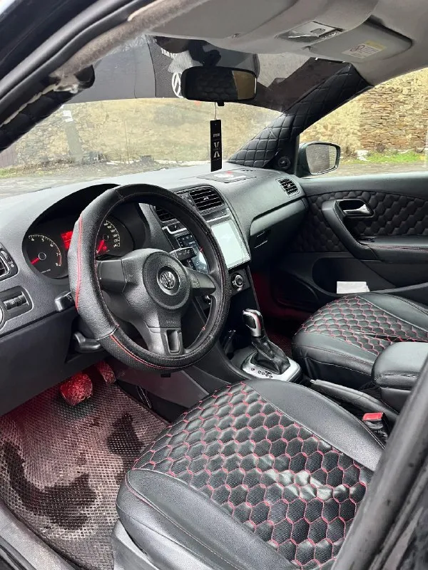 Volkswagen polo 2013 год выпуска коробка автомат aisin двигатель 1.6 комплектация; кондиционер 4 стеклоподъемника подогревы сидений подушки безопасности магнитола teyes 9 дюймов камера заднего вида led противотуманные фары led лампы в фарах вспышки фсо 2 пары установлен хороший выхлоп прошита под евро 2 едет очень достойно вложений не требует масло не расходует коробка не пинает не затягивает расходники поменяны новые шипованные шины собственник цена 820.000 тысяч рублей торг обоснованный +79495914279 - фотография - 8
