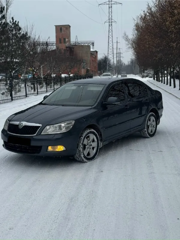 Продам skoda octavia a5 2013г. в двигатель 1.8 коробка автомат автомобиль в отличном состоянии как внешне так и технически, мотор в идеале, масло от замены до замены, никаких ошибок нет, тяга отличная, коробка отлично, по ходовой делать ничего не нужно, по салону все отлично чистый опрятный, не затертый, кузов как на фото) два комплекта резины комплектация максимальная •кожа • ксеноновые фары с адаптивом, омывателем фар • задние парктроники • подогревы всех сидений • 2-х зонный климат контроль • отличная музыкальная система с блютузом и тд • круиз контроль и тд по электрике работает абсолютно все, кондик холодит осмотр макеевка цена 990.000 торг реальному покупателю! осмотр макеевка номер для связи +79493148801/тг 📞 звоните: +7(949)3148801 - фотография - 2