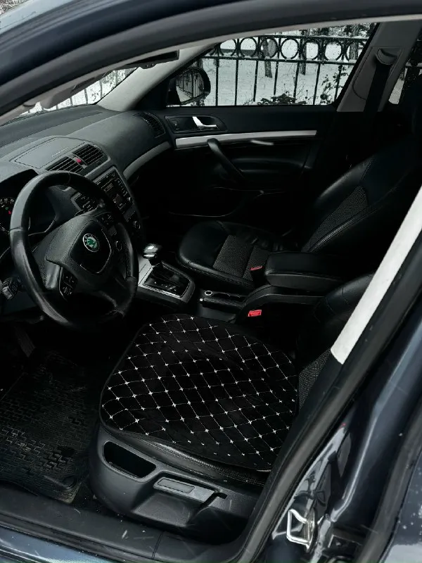 Продам skoda octavia a5 2013г. в двигатель 1.8 коробка автомат автомобиль в отличном состоянии как внешне так и технически, мотор в идеале, масло от замены до замены, никаких ошибок нет, тяга отличная, коробка отлично, по ходовой делать ничего не нужно, по салону все отлично чистый опрятный, не затертый, кузов как на фото) два комплекта резины комплектация максимальная •кожа • ксеноновые фары с адаптивом, омывателем фар • задние парктроники • подогревы всех сидений • 2-х зонный климат контроль • отличная музыкальная система с блютузом и тд • круиз контроль и тд по электрике работает абсолютно все, кондик холодит осмотр макеевка цена 990.000 торг реальному покупателю! осмотр макеевка номер для связи +79493148801/тг 📞 звоните: +7(949)3148801 - фотография - 6