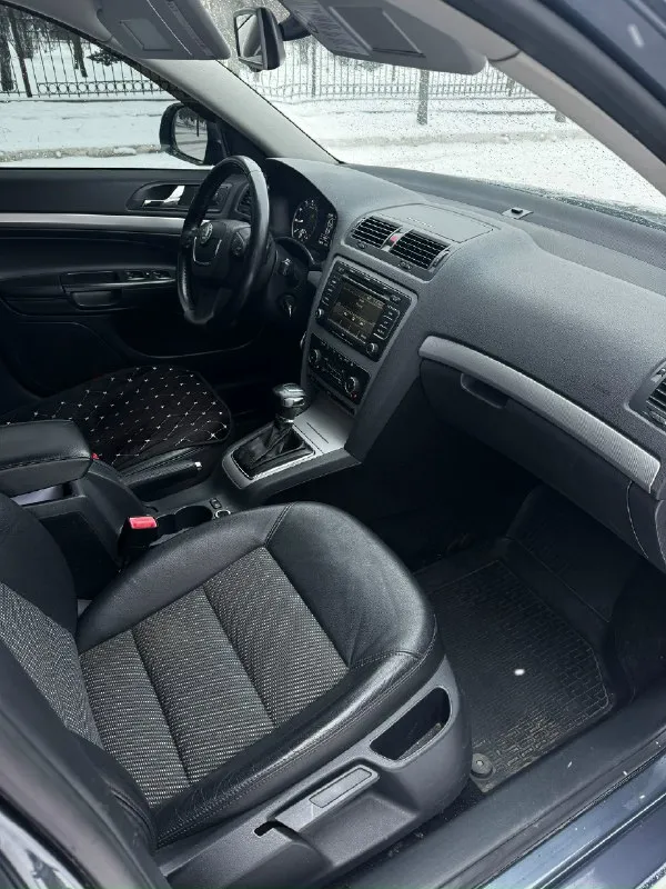 Продам skoda octavia a5 2013г. в двигатель 1.8 коробка автомат автомобиль в отличном состоянии как внешне так и технически, мотор в идеале, масло от замены до замены, никаких ошибок нет, тяга отличная, коробка отлично, по ходовой делать ничего не нужно, по салону все отлично чистый опрятный, не затертый, кузов как на фото) два комплекта резины комплектация максимальная •кожа • ксеноновые фары с адаптивом, омывателем фар • задние парктроники • подогревы всех сидений • 2-х зонный климат контроль • отличная музыкальная система с блютузом и тд • круиз контроль и тд по электрике работает абсолютно все, кондик холодит осмотр макеевка цена 990.000 торг реальному покупателю! осмотр макеевка номер для связи +79493148801/тг 📞 звоните: +7(949)3148801 - фотография - 7
