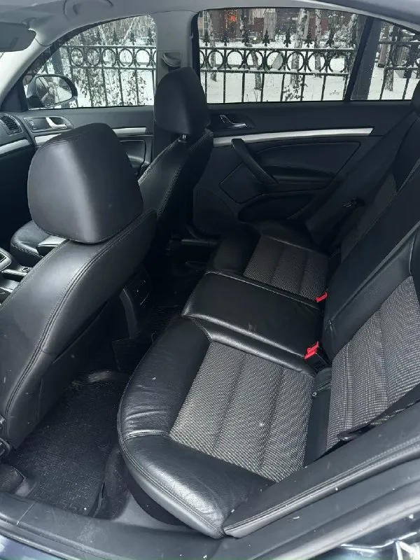 Продам skoda octavia a5 2013г. в двигатель 1.8 коробка автомат автомобиль в отличном состоянии как внешне так и технически, мотор в идеале, масло от замены до замены, никаких ошибок нет, тяга отличная, коробка отлично, по ходовой делать ничего не нужно, по салону все отлично чистый опрятный, не затертый, кузов как на фото) два комплекта резины комплектация максимальная •кожа • ксеноновые фары с адаптивом, омывателем фар • задние парктроники • подогревы всех сидений • 2-х зонный климат контроль • отличная музыкальная система с блютузом и тд • круиз контроль и тд по электрике работает абсолютно все, кондик холодит осмотр макеевка цена 990.000 торг реальному покупателю! осмотр макеевка номер для связи +79493148801/тг 📞 звоните: +7(949)3148801 - фотография - 8