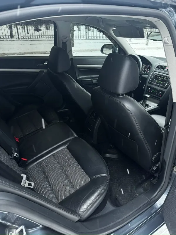 Продам skoda octavia a5 2013г. в двигатель 1.8 коробка автомат автомобиль в отличном состоянии как внешне так и технически, мотор в идеале, масло от замены до замены, никаких ошибок нет, тяга отличная, коробка отлично, по ходовой делать ничего не нужно, по салону все отлично чистый опрятный, не затертый, кузов как на фото) два комплекта резины комплектация максимальная •кожа • ксеноновые фары с адаптивом, омывателем фар • задние парктроники • подогревы всех сидений • 2-х зонный климат контроль • отличная музыкальная система с блютузом и тд • круиз контроль и тд по электрике работает абсолютно все, кондик холодит осмотр макеевка цена 990.000 торг реальному покупателю! осмотр макеевка номер для связи +79493148801/тг 📞 звоните: +7(949)3148801 - фотография - 9