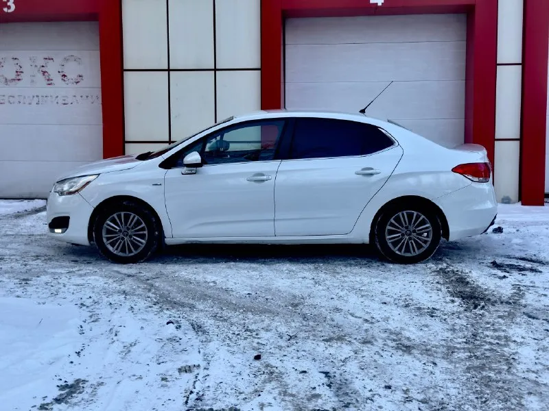 Citroen c4, 2016г. , цена: 670.000₽ хороший торг 1.6 бензин, коробка автомат, пробег 198000км, родной практически вся в родной краски, окрашено пара единиц чисто косметика комплектация отличная - датчики дождя и света - датчики давления в шинах - адаптивный свет с led лампами, светит как днем - двух зонный климат контроль - круиз контроль - автоскладывание зеркал - подогревы лобового, сидений, зеркал и заднего стекла - abs, esp, ebd - зимний режим езды - aux, usb, bluetooth, навигация, браузер хорошая акустика - изменение цвета приборки и т. д. 2 ключа, 2 комплекта резины документы в порядке, можно сразу в мрэо тел. +79493145540 телеграмм там же 📞 🇷🇺 звоните: +79493145540 - фотография - 7