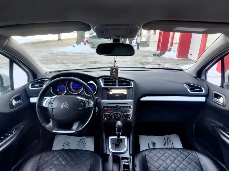 Citroen c4, 2016г. , цена: 670.000₽ хороший торг 1.6 бензин, коробка автомат, пробег 198000км, родной практически вся в родной краски, окрашено пара единиц чисто косметика комплектация отличная - датчики дождя и света - датчики давления в шинах - адаптивный свет с led лампами, светит как днем - двух зонный климат контроль - круиз контроль - автоскладывание зеркал - подогревы лобового, сидений, зеркал и заднего стекла - abs, esp, ebd - зимний режим езды - aux, usb, bluetooth, навигация, браузер хорошая акустика - изменение цвета приборки и т. д. 2 ключа, 2 комплекта резины документы в порядке, можно сразу в мрэо тел. +79493145540 телеграмм там же 📞 🇷🇺 звоните: +79493145540 - фотография - 8