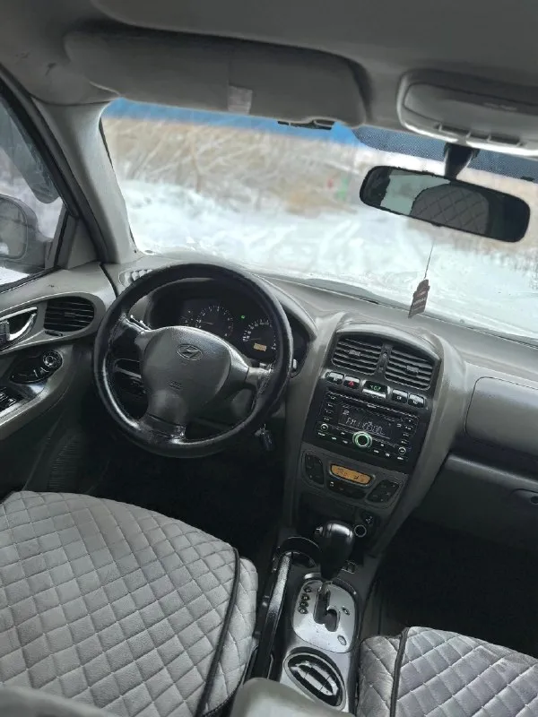 Продам hyundai santa fe 2.7i♦️600.000₽♦️ привод полный на автомате! состояние огонь, без гнили и ржавчины, мотор бензиновый v6 работает как часики, не дымит не троит! коробка не пинает вообще. резина зимняя, магнитола 2din, пробег 256т. км. подвеска вся сделанная; не гремит вообще. хорошая комплектация на коже, климате, 4 подьемника, подогревы, эл зеркала, star line сигналка, фары линзованые, на черных масках, с бронепленкой - ночью как днем! (родные отдам в комплекте) любое оформление документов в мрео штрафов, запретов, долгов нет! г. макеевка +79497324159 📞 звоните: +7(949)7324159 - фотография - 10