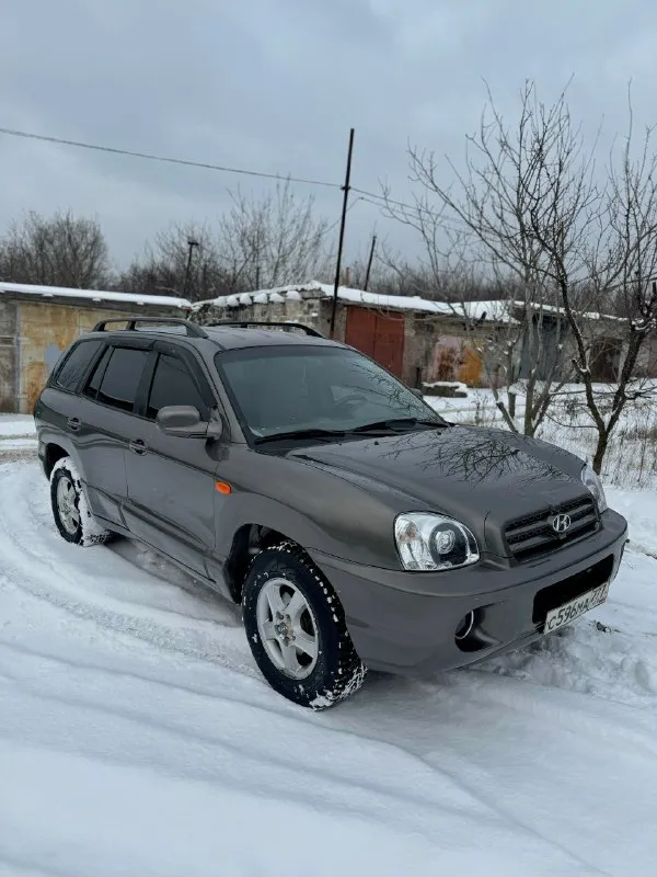 Продам hyundai santa fe 2.7i♦️600.000₽♦️ привод полный на автомате! состояние огонь, без гнили и ржавчины, мотор бензиновый v6 работает как часики, не дымит не троит! коробка не пинает вообще. резина зимняя, магнитола 2din, пробег 256т. км. подвеска вся сделанная; не гремит вообще. хорошая комплектация на коже, климате, 4 подьемника, подогревы, эл зеркала, star line сигналка, фары линзованые, на черных масках, с бронепленкой - ночью как днем! (родные отдам в комплекте) любое оформление документов в мрео штрафов, запретов, долгов нет! г. макеевка +79497324159 📞 звоните: +7(949)7324159 - фотография - 3