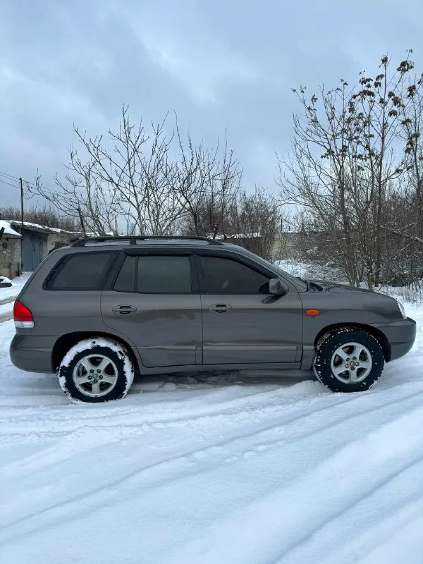 Продам hyundai santa fe 2.7i♦️600.000₽♦️ привод полный на автомате! состояние огонь, без гнили и ржавчины, мотор бензиновый v6 работает как часики, не дымит не троит! коробка не пинает вообще. резина зимняя, магнитола 2din, пробег 256т. км. подвеска вся сделанная; не гремит вообще. хорошая комплектация на коже, климате, 4 подьемника, подогревы, эл зеркала, star line сигналка, фары линзованые, на черных масках, с бронепленкой - ночью как днем! (родные отдам в комплекте) любое оформление документов в мрео штрафов, запретов, долгов нет! г. макеевка +79497324159 📞 звоните: +7(949)7324159 - фотография - 4