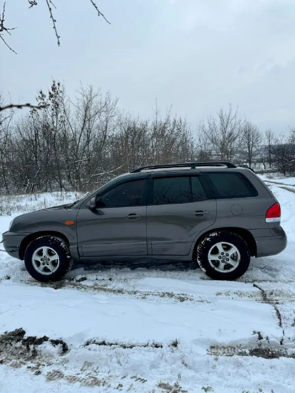Продам hyundai santa fe 2.7i♦️600.000₽♦️ привод полный на автомате! состояние огонь, без гнили и ржавчины, мотор бензиновый v6 работает как часики, не дымит не троит! коробка не пинает вообще. резина зимняя, магнитола 2din, пробег 256т. км. подвеска вся сделанная; не гремит вообще. хорошая комплектация на коже, климате, 4 подьемника, подогревы, эл зеркала, star line сигналка, фары линзованые, на черных масках, с бронепленкой - ночью как днем! (родные отдам в комплекте) любое оформление документов в мрео штрафов, запретов, долгов нет! г. макеевка +79497324159 📞 звоните: +7(949)7324159 - фотография - 5