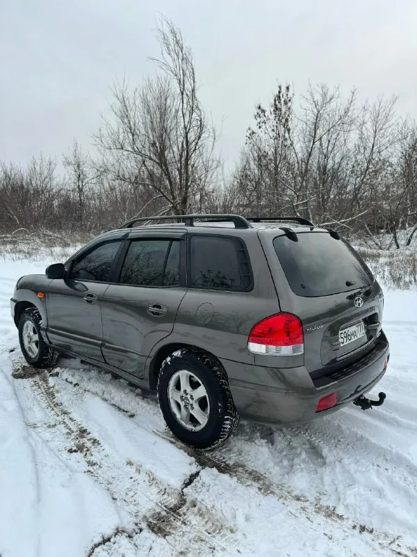 Продам hyundai santa fe 2.7i♦️600.000₽♦️ привод полный на автомате! состояние огонь, без гнили и ржавчины, мотор бензиновый v6 работает как часики, не дымит не троит! коробка не пинает вообще. резина зимняя, магнитола 2din, пробег 256т. км. подвеска вся сделанная; не гремит вообще. хорошая комплектация на коже, климате, 4 подьемника, подогревы, эл зеркала, star line сигналка, фары линзованые, на черных масках, с бронепленкой - ночью как днем! (родные отдам в комплекте) любое оформление документов в мрео штрафов, запретов, долгов нет! г. макеевка +79497324159 📞 звоните: +7(949)7324159 - фотография - 7