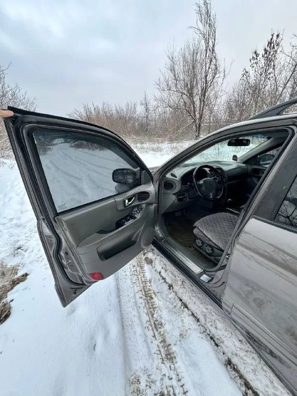 Продам hyundai santa fe 2.7i♦️600.000₽♦️ привод полный на автомате! состояние огонь, без гнили и ржавчины, мотор бензиновый v6 работает как часики, не дымит не троит! коробка не пинает вообще. резина зимняя, магнитола 2din, пробег 256т. км. подвеска вся сделанная; не гремит вообще. хорошая комплектация на коже, климате, 4 подьемника, подогревы, эл зеркала, star line сигналка, фары линзованые, на черных масках, с бронепленкой - ночью как днем! (родные отдам в комплекте) любое оформление документов в мрео штрафов, запретов, долгов нет! г. макеевка +79497324159 📞 звоните: +7(949)7324159 - фотография - 9
