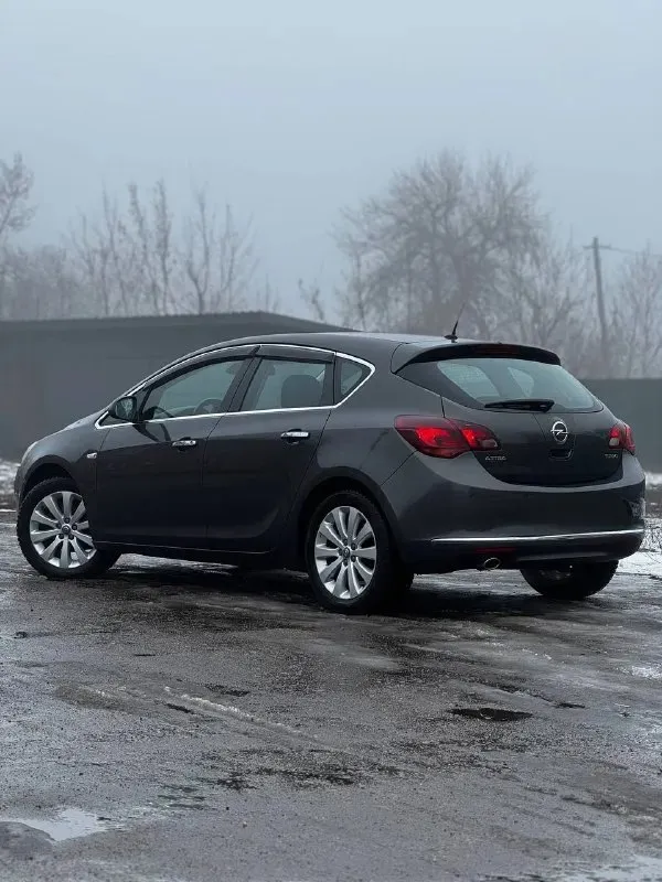 Opel astra j 2012 at 1.4 turbo авто в идеальном состоянии салон как в новом автомобиле оригинальный пробег 155 т. км все стекла родные богатая комплектация подогревы сидений/руля/зеркал/форсунок омывателя двухзонный климат-контроль хорошая штатная музыка круиз-контроль задний парктроник комбинированный салон кожа/ткань датчик света и дождя електропривод сидений на авто стоит хорошая зимняя резина nokian в комплекте летняя резина michelin также 3 комплекта ковриков штатная амбиентная подсветка на 150 тыс. км произведено большое то!!! цена 830 тыс. руб. торг у капота! тг вотсап +79493811593 звоните +79495082418 📞 звоните: +7(949)3811593 - фотография - 3