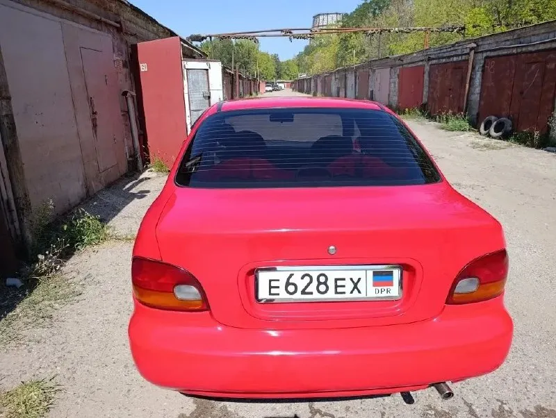 Продам hyundai accent 1995г корейской сборки для американского рынка в редком красивом цвете. гаражное бережное хранение. кузов и ходовая часть в идеальном состоянии, после кап ремонта, ремни грм, помпа, радиатор, колодки новые, все расходники менялись своевременно. сигнализация. салон в хорошем состоянии. двигатель 1.5. требует ремонта, в аварийном режиме работает 3 и задняя передачи. комплект зимней резины. 220 000.небольшой торг. регистрация на 180 регион +79493330956. донецк. 📲 tg: 🇷🇺станислав 🇷🇺 📞 звоните: +7(949)3330956 - фотография - 2