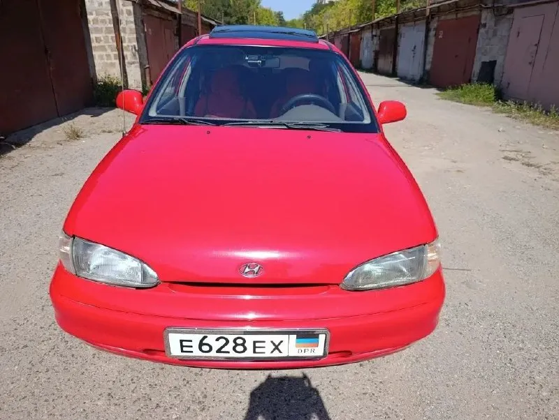 Продам hyundai accent 1995г корейской сборки для американского рынка в редком красивом цвете. гаражное бережное хранение. кузов и ходовая часть в идеальном состоянии, после кап ремонта, ремни грм, помпа, радиатор, колодки новые, все расходники менялись своевременно. сигнализация. салон в хорошем состоянии. двигатель 1.5. требует ремонта, в аварийном режиме работает 3 и задняя передачи. комплект зимней резины. 220 000.небольшой торг. регистрация на 180 регион +79493330956. донецк. 📲 tg: 🇷🇺станислав 🇷🇺 📞 звоните: +7(949)3330956 - фотография - 3